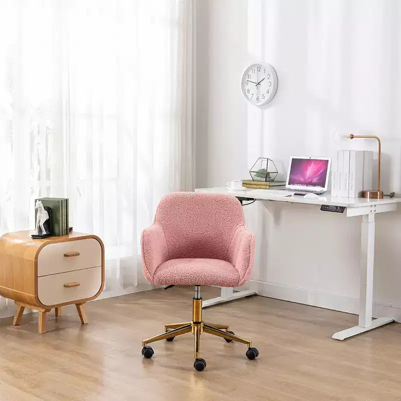 Questa sedia girevole da ufficio è regolabile in altezza, ha le ruote, le gambe placcate in oro e la base cromata.