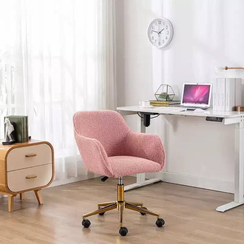 Questa sedia girevole da ufficio è regolabile in altezza, ha le ruote, le gambe placcate in oro e la base cromata.