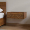 Comodino sospeso in legno massello di mango marrone | Intarsio in ottone, 1 cassetto, da parete
