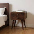 Comodino a 2 cassetti in legno massello di mango color castagno | Bordo curvo e gambe affusolate, H 56 cm