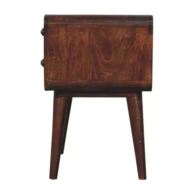 Comodino a 2 cassetti in legno massello di mango color castagno | Bordo curvo e gambe affusolate, H 56 cm