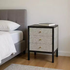 Comodino a 3 cassetti in legno massello di mango grigio e nero | Pelle sintetica zigrinata, 61 cm H