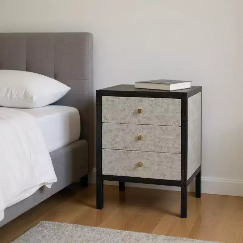 Comodino a 3 cassetti in legno massello di mango grigio e nero | Pelle sintetica zigrinata, 61 cm H