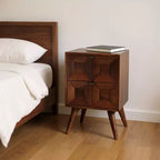 Comodino in Legno Massello di Mango Marrone Scuro | 2 Cassetti, Design Geometrico Intagliato, 61 cm H