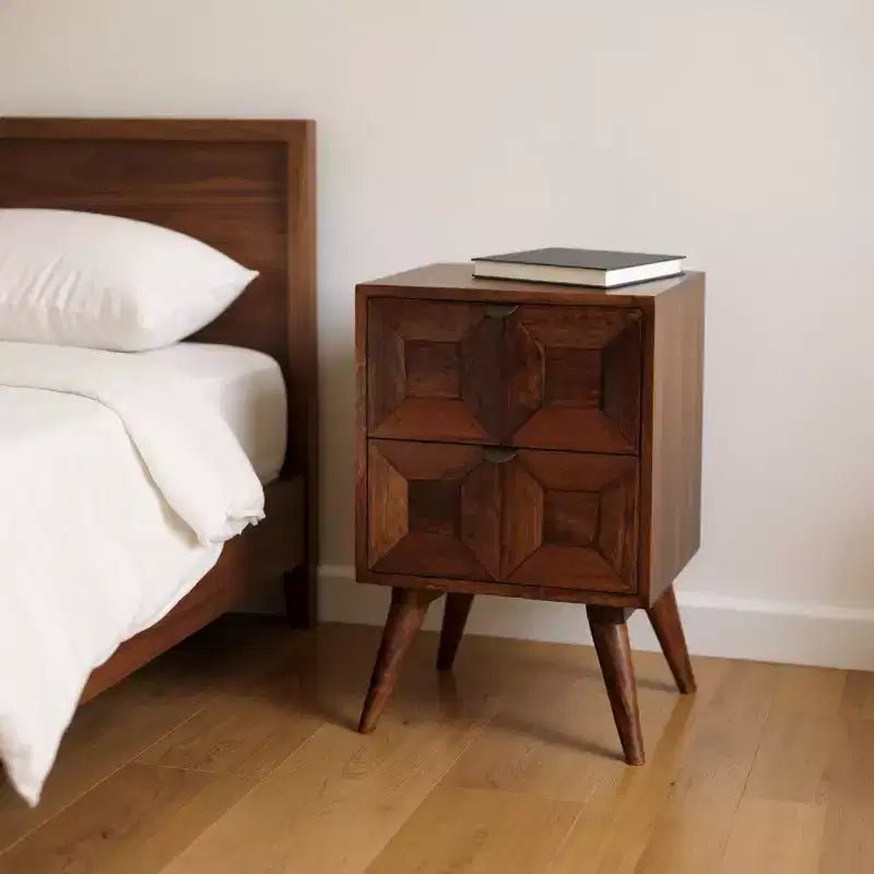Comodino in Legno Massello di Mango Marrone Scuro | 2 Cassetti, Design Geometrico Intagliato, 61 cm H
