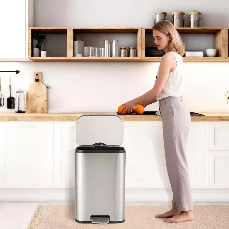 Pattumiera in Acciaio Inox - Anti-Impronta, Coperchio a Chiusura Ammortizzata, Secchio Interno Rimovibile, Contenitore a Pedale Salvaspazio - per Cucina, Ufficio, Bagno